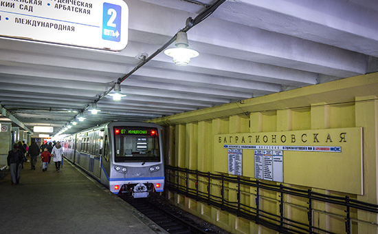 Поезд у платформы на&nbsp;станции метро &laquo;Багратионовская&raquo;, 2015 год


