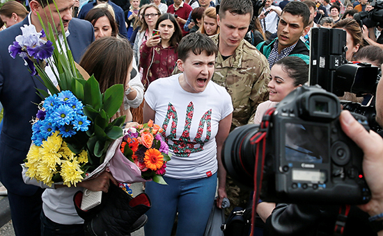 Украинская военнослужащая Надежда Савченко в&nbsp;киевском аэропорту Борисполь, 25 мая 2016 года



