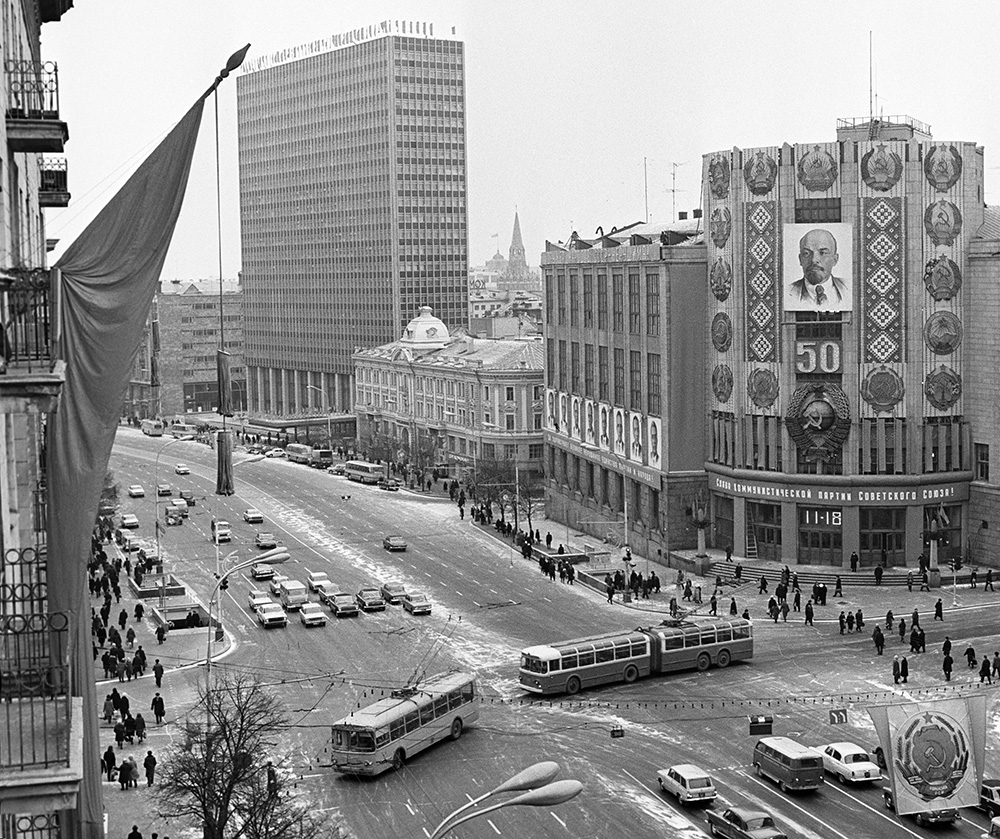 Вид на улицу Горького в дни празднования 50-летия образования СССР, 1972 год