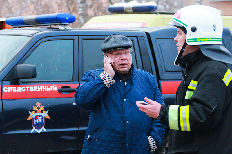 Губернатор Ивановской области Павел Коньков (в центре) на месте взрыва


