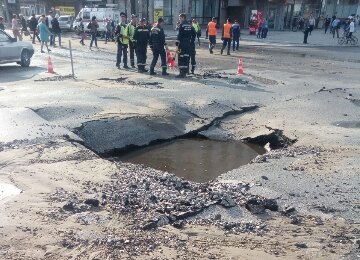 На месте прорыва сетей образовался провал асфальтового покрытия.