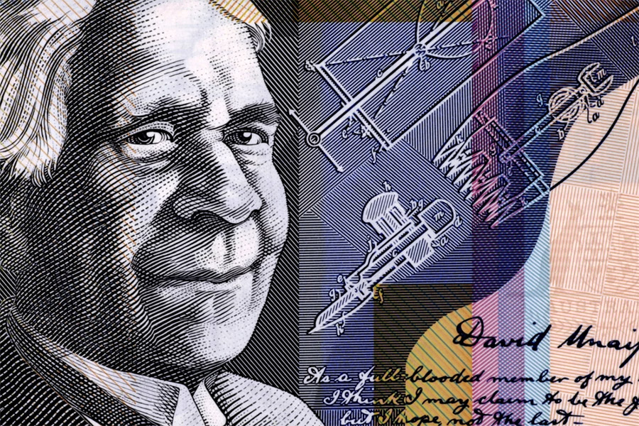 В XX веке созданием вечного двигателя занимался австралийский изобретатель Дэвид Юнайпон. Ему удалось создать проект вертолета, работающего по принципу бумеранга, однако его работы по вечному двигателю успехом не увенчались. Впрочем, в процессе работы ему удалось найти конструктивные решения для некоторых своих изобретений.

Сейчас изображение Юнайпона можно увидеть на банкноте в 50 австралийских долларов. Известный австралийский художник и поэт Норман Линдси рассказывал, что однажды спросил Юнайпона, чем тот планирует заняться, на что он ответил, что намерен решить проблему вечного движения, в ответ на что Линдси рассмеялся. &laquo;Я знаю, что это невозможно, но каким триумфом это будет для моего народа, если меня ждет успех&raquo;, &mdash; сказал изобретатель, происходивший из коренного австралийского племени нгарринджери.
