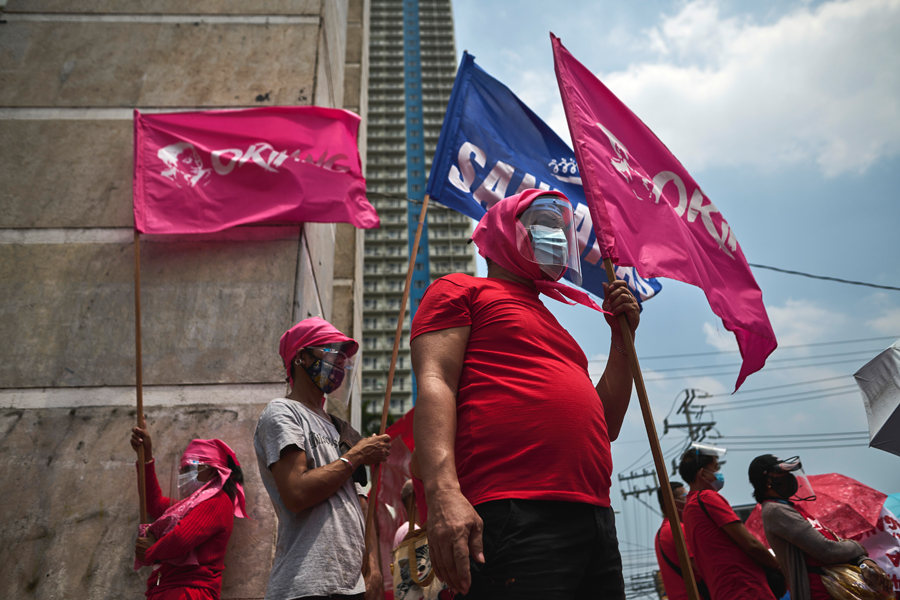Активисты и рабочие вышли на акцию протеста в Маниле. На фоне пандемии на Филиппинах продолжает действовать локдаун. Ситуация с безработицей и экономическими проблемами стала для страны худшей за последние годы