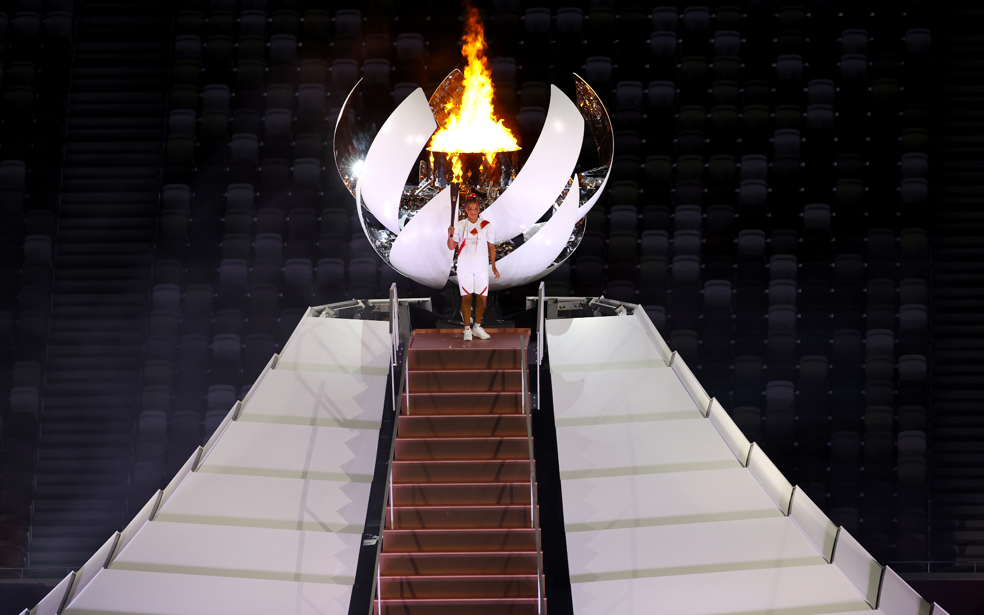 Фото: Наоми Осака и олимпийский огонь (Getty Images) 