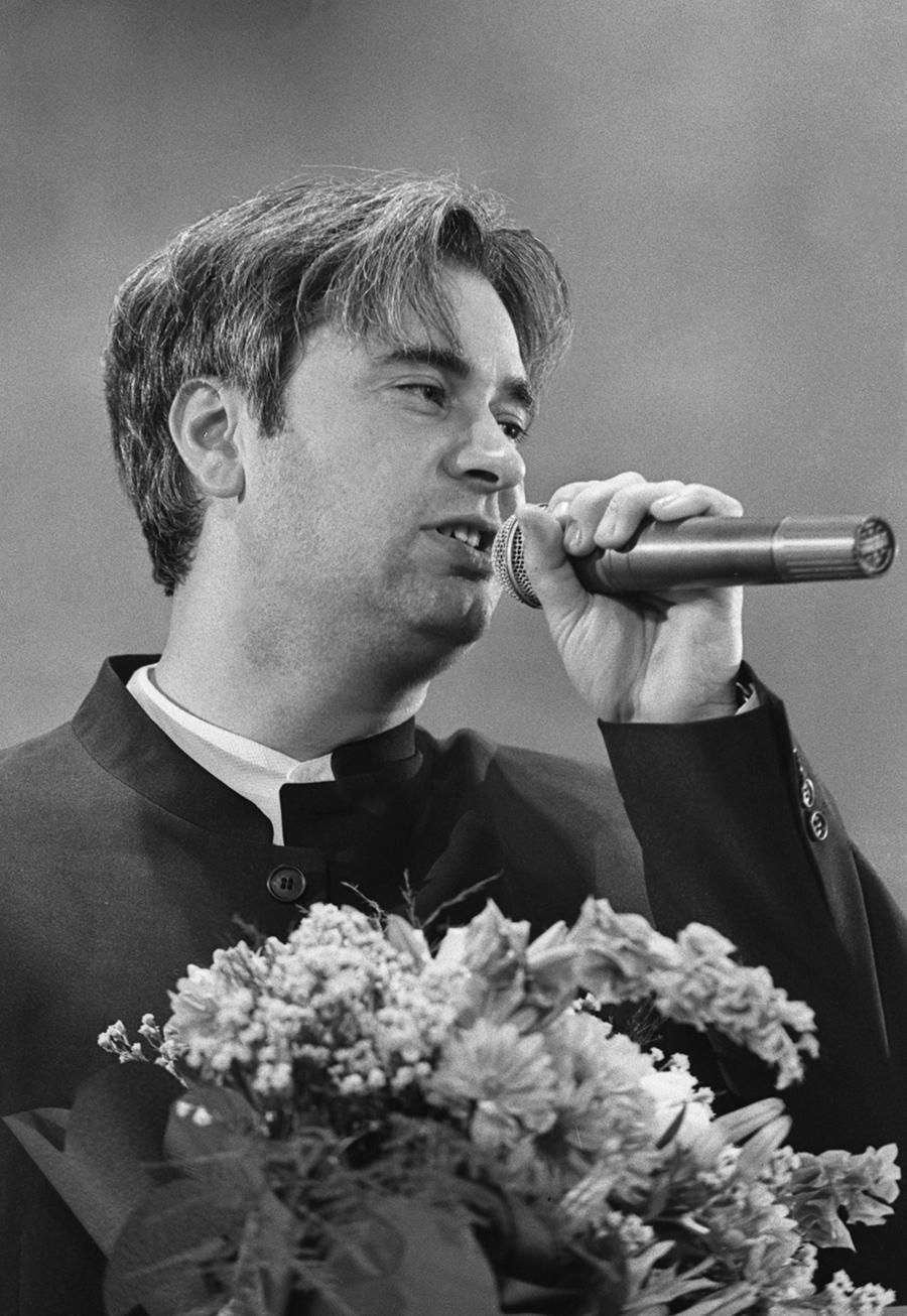 Валерий Меладзе во время выступления, 1997 год