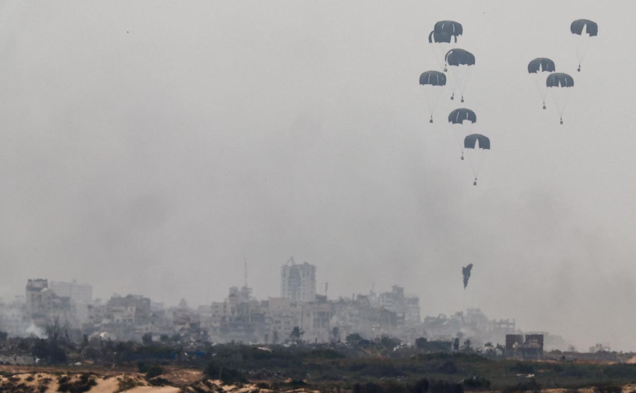 Доставка гумпомощи в сектор Газа по воздуху