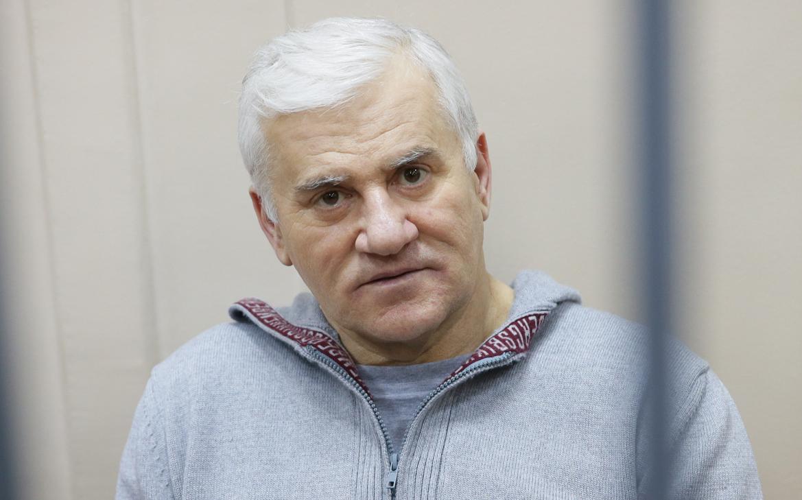 Экс-мэр Махачкалы Амиров подал иски к колонии «Черный дельфин»
