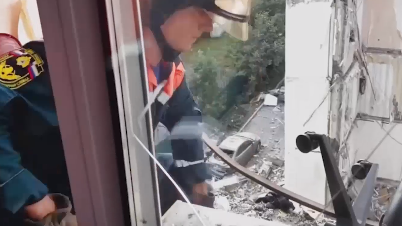 Из-под завалов жилого дома в Саратове достали тело пятого погибшего