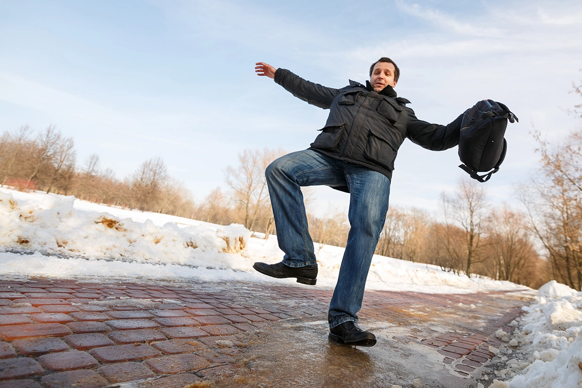 Чаще всего страдают ягодицы и поясница — когда человек падает навзничь