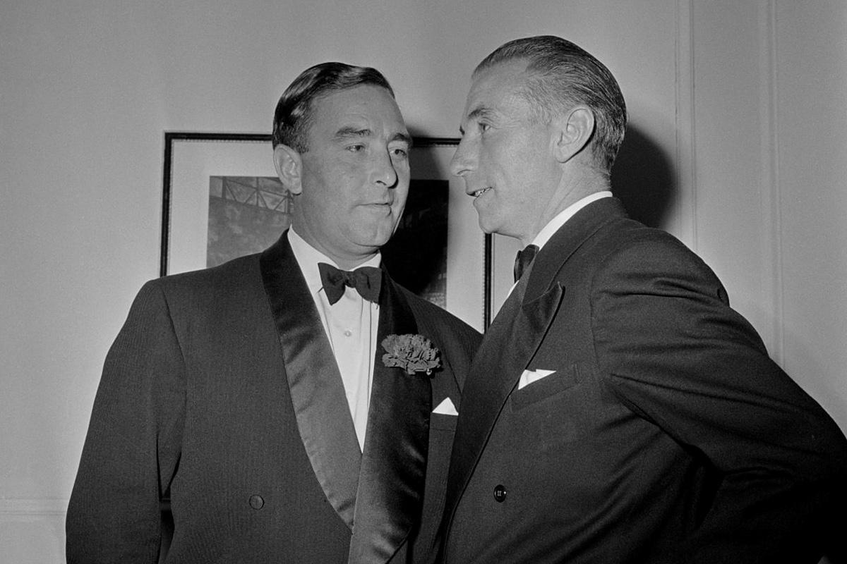 Футболисты&nbsp;Денис Комптон и&nbsp;Стэнли Мэттьюз,&nbsp;1957 год
&nbsp;