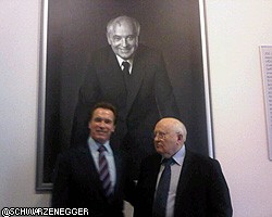 М.Горбачев устроил А.Шварценеггеру экскурсию по своему музею