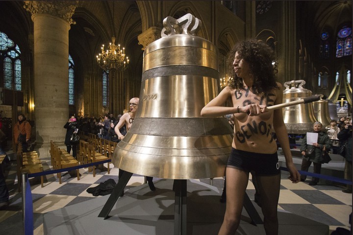 FEMEN обнажились в честь ухода Папы в Нотр-Дам-де-Пари. Фото