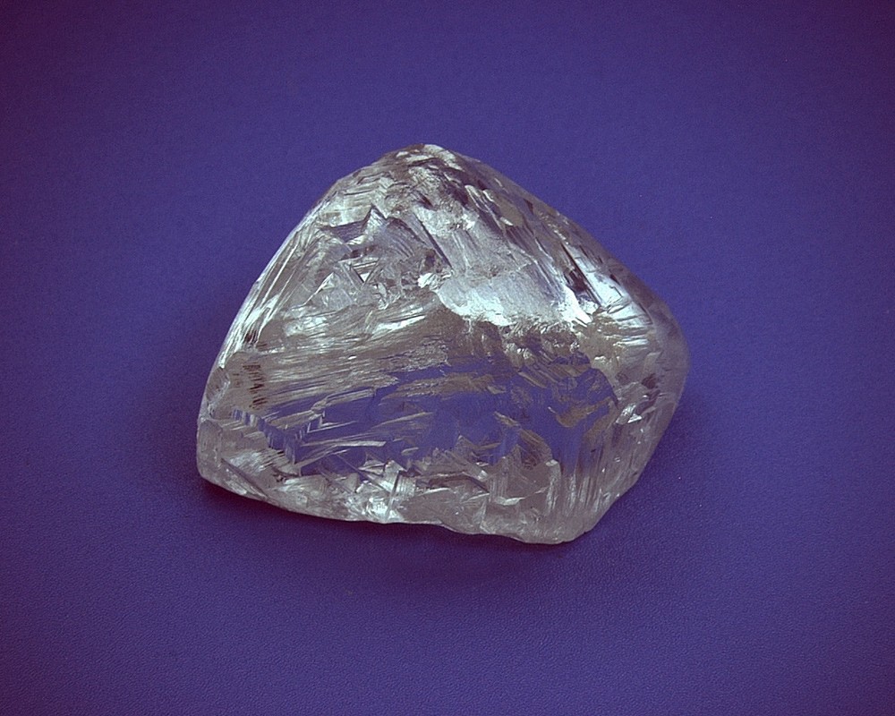 Как выглядит катнеп. Алмаз природный минерал. Алмаз неограненный камень. Нешлифованный Алмаз. Алмаз неограненный АЛРОСА.