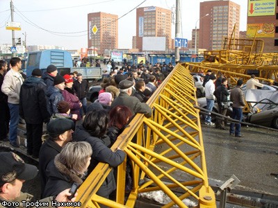 В Красноярске башенный кран упал на проезжую часть