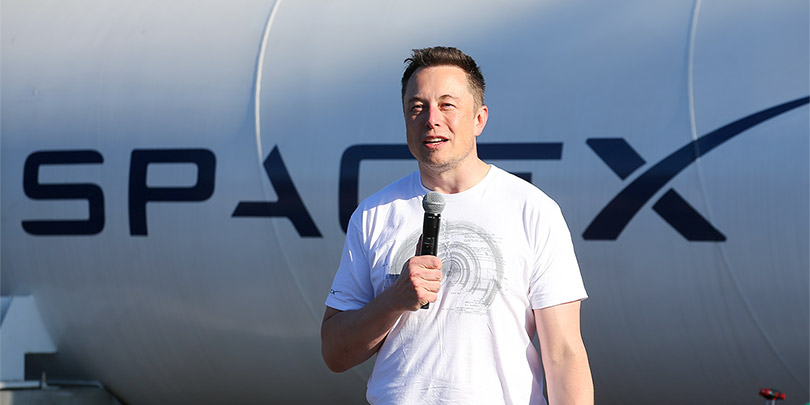 Илон Маск показал первую фотографию нового скафандра SpaceX в полный рост