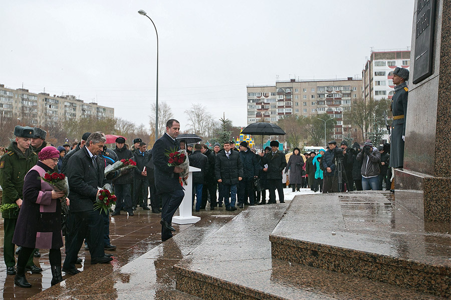 Брат, родители Прохоренко&nbsp;и Михаил Бабич (слева направо) на церемонии открытия памятника