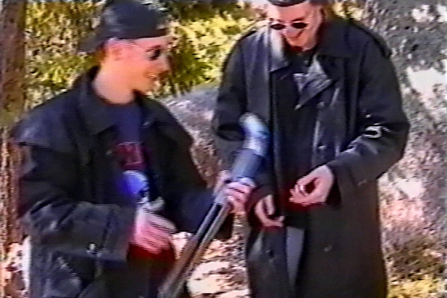 20 апреля 1999 года двое учеников старших классов &mdash; Эрик Харрис и Дилан Клиболд (на фото справа) открыли стрельбу в школе &laquo;Колумбайн&raquo; в штате Колорадо. Погибли 13 человек, более 20 были ранены. Нападавшие покончили с собой. Нападение было тщательно подготовлено. Стрельба в школе &laquo;Колумбайн&raquo; стала одним из самых известных случаев массовых убийств в учебных заведениях.

Харрис был психопатом с ярко выраженным комплексом превосходства, пишет в своей книге журналист Дейв Каллен, десять лет расследовавший обстоятельства трагедии и выпустивший книгу &laquo;Колумбайн&raquo;. Об этом также свидетельствуют исследования психологов, а также записи в дневнике Харриса, найденном полицейскими. &laquo;Я чувствую себя богом, и я хотел&nbsp;бы им быть, чтобы все официально были слабее, ниже меня&raquo;, &mdash; писал тот. Одна из последних записей была такой: &laquo;Я ненавижу вас, люди, за то, что вы бросаете меня ради других веселых вещей. И не говорите &laquo;что&nbsp;ж, это твоя вина&raquo;, потому что это не так, у вас был мой телефон, но нет. Нет-не-нет, не позволяйте странному Эрику прийти&raquo;. В день атаки на Харрисе была футболка с надписью: &laquo;Естественный отбор&raquo;.

Напарник Харриса Клиболд страдал депрессивным расстройством и неконтролируемыми приступами гнева. &laquo;Я всегда нахожусь в состоянии ненависти, ко всем и за все&raquo;, &mdash; писал он в своем дневнике. В день атаки на нем была футболка с надписью: &laquo;Гнев&raquo;. Клиболд был склонен к тревожности и страдал от безответной любви, а свою жизнь характеризовал как &laquo;самое ничтожное существование во всей истории&raquo;. &laquo;Я бог, бог грусти&raquo;, &mdash; писал он в своем дневнике в сентябре 1997 года, незадолго до своего дня рождения.

В 2004 году корреспондент The New York Times встречался с родителями Клиболда, которых охарактеризовал как &laquo;хорошо образованную, высокоинтеллигентную пару&raquo;, которая уделяла воспитанию сына очень много времени. По словам супругов, они даже не подозревали о психических проблемах сына. Агент ФБР, расследовавший происшествие, сказал, что почти проникся симпатией к семьям Харриса и Клиболда.

После стрельбы в школе Секретная служба США совместно с Министерством образования провела исследование школьных стрелков и пришла к выводу, что большинство из них чувствуют себя подавленными и страдают депрессией. Более того, зачастую стрелки заранее оповещают сверстников о своих планах, но никто не воспринимает их слова всерьез.
