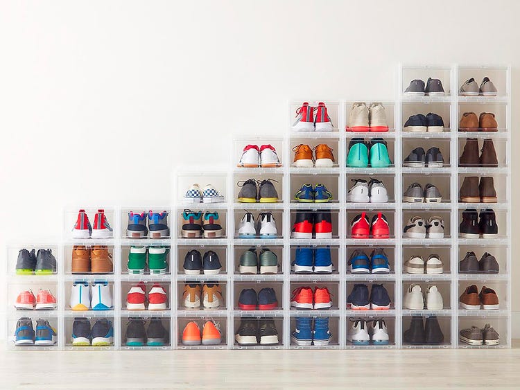 На каждого жильца приходится по нескольку пар обуви, которая пригодится в течение одного дня