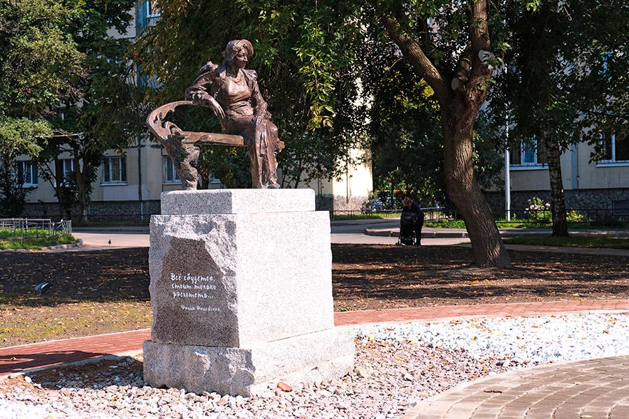 Памятник актрисе Фаине Раневской в Санкт-Петербурге