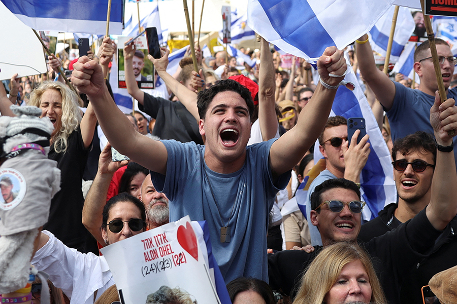 Родственники и друзья заложников и активисты на площади Заложников в Тель-Авиве. На плакате внизу фото освобожденного Алона Охеля и его возраст&nbsp;&mdash; когда он попал в плен, ему было 22 года. Освободили его в 24 года. 