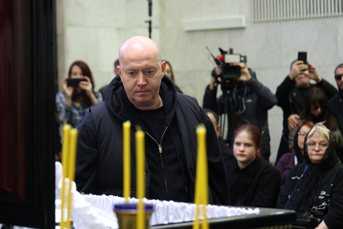 Проститься с Поповым&nbsp;пришел его коллега по полицейским сериалам&nbsp;Сергей Бурунов. Он сказал журналистам, что Попов &laquo;ни секунды не пожаловался&raquo; и был настоящим мужчиной.