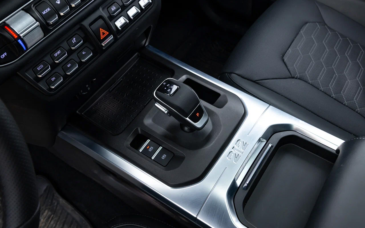 Автоматическая трансмиссия бензинового BAW 212 скопирована с немецкого ZF. Управление — обычный джойстик с возможностью ручного выбора передачи, УАЗу на зависть