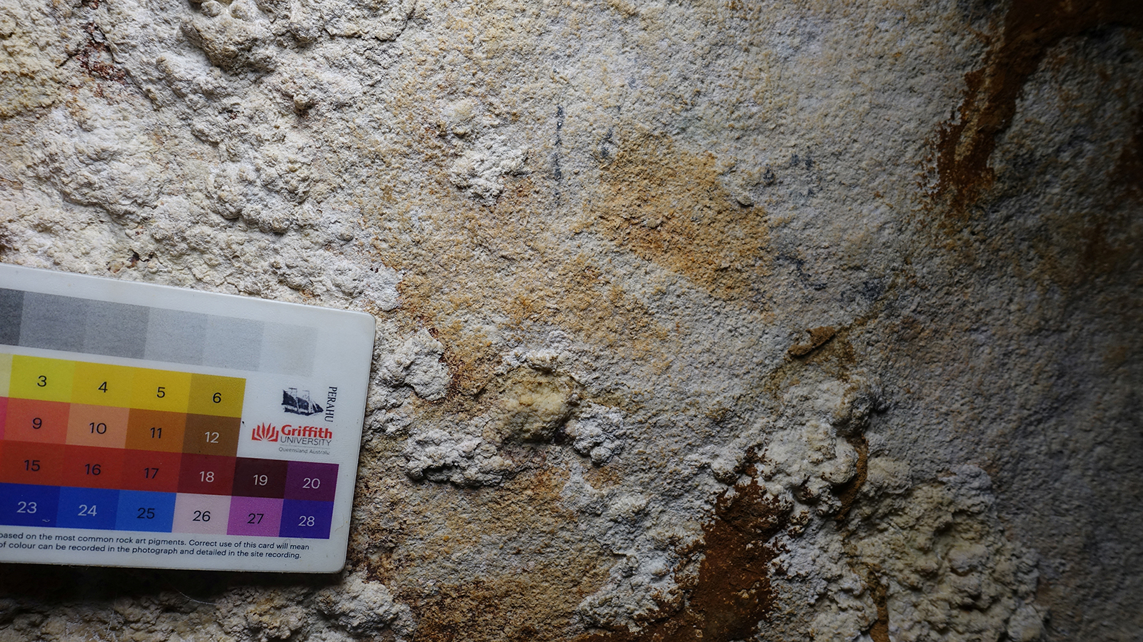 Отпечаток руки — негативный контур человеческой руки, созданный путем прикладывания руки к поверхности скальной стены и распыления вокруг нее пигментной краски, пещера Лянг-Метандуно, остров Муна