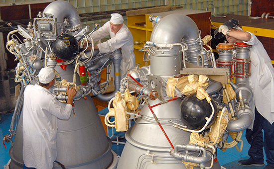 Сборка жидкостного ракетного двигателя для&nbsp;второй ступени ракеты-носителя &laquo;Протон&raquo; на Воронежском механическом заводе. 12 июля 2007 года


