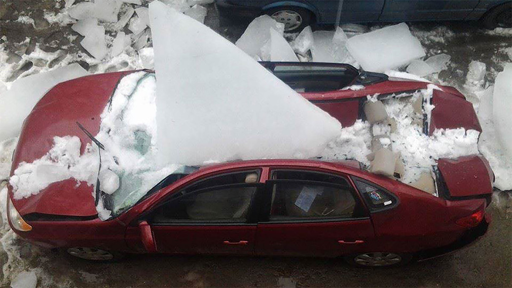 На машину упал лед с крыши: что делать