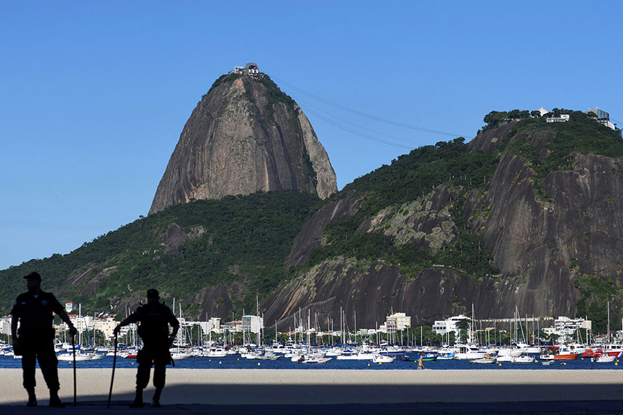 Полицейский пост на закрытом пляже в Рио-де-Жанейро, Бразилия
