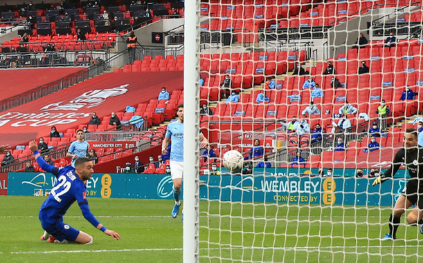 Фото: Хаким Зиеш забивает гол в ворота "Манчестер Сити" (Фото: AP)