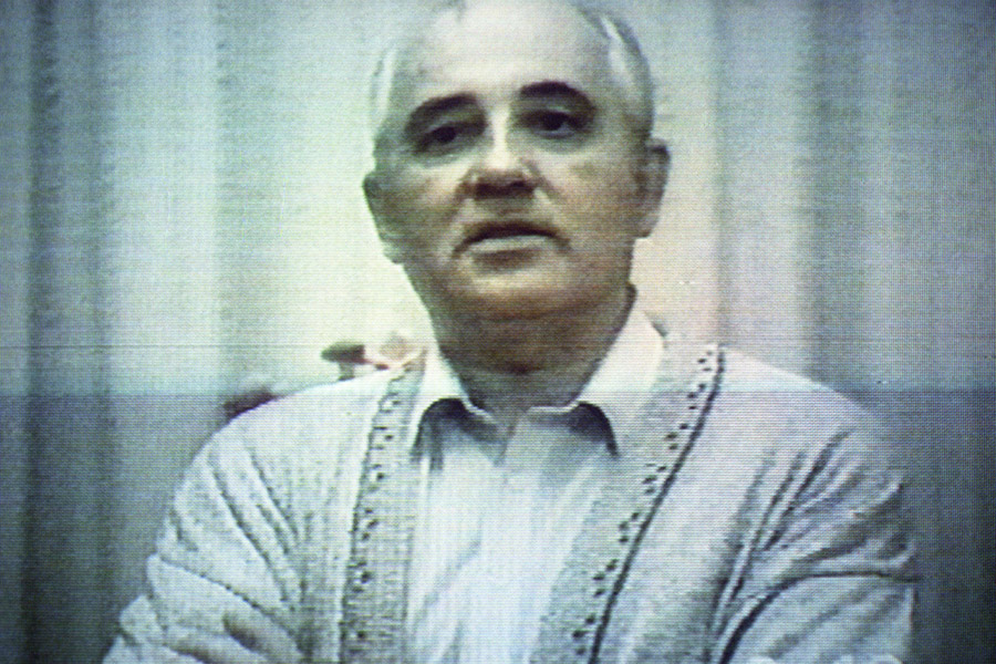 Кадр из видеообращения президента СССР Михаила Горбачева к народу, записанного 20 августа во время его домашнего ареста на даче в Форосе