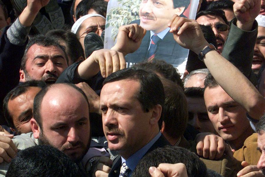 Реджеп Тайип Эрдоган на своем последнем публичном выступлении в 1999 году, перед тем&nbsp;как отправиться на несколько месяцев в тюрьму