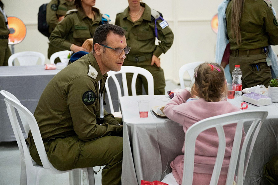 Освобождённая израильская девочка-заложница&nbsp;в неизвестном месте Израиля