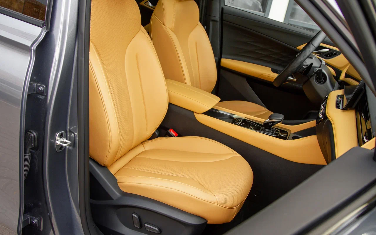 В топ-комплектации правому креслу положены электроприводы