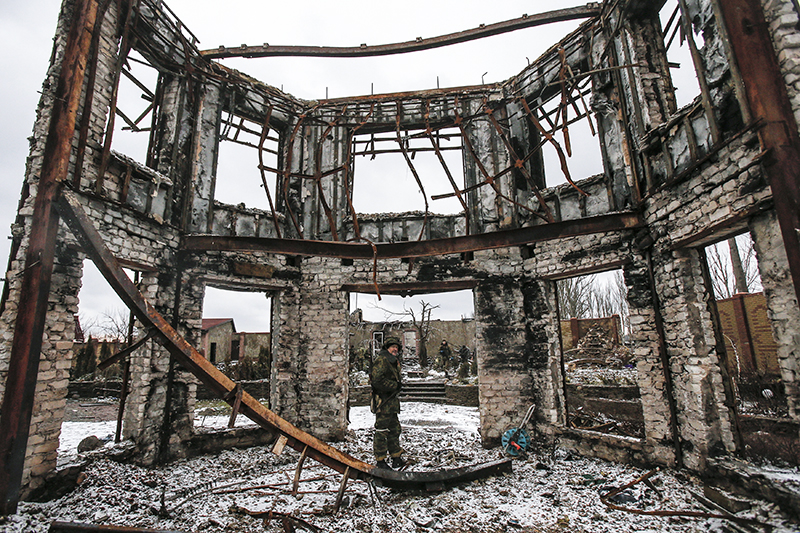 Последствия ожесточенных боев на улицах Углегорска, который ополченцы атаковали танками.