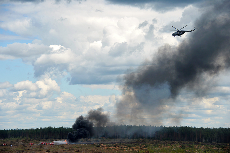 Сотрудники МЧС тушат пожар на месте крушения Ми-28 на полигоне &laquo;Дубровичи&raquo; в Рязанской области