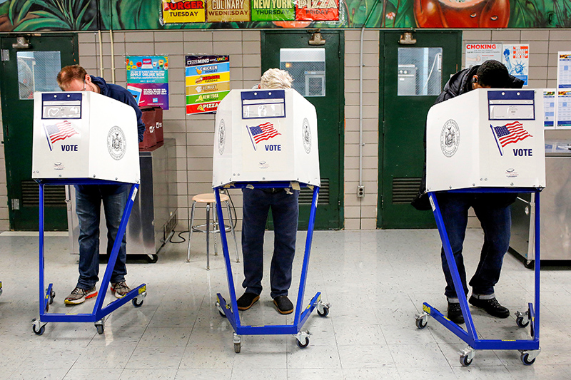 Голосование на&nbsp;избирательном участке в&nbsp;школе Джейма Уэлдона в&nbsp;Восточном Гарлеме (Манхэттен, Нью-Йорк)
