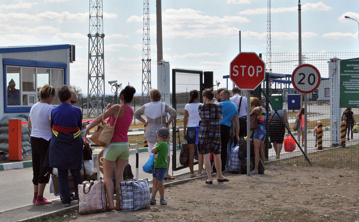 Беженцы с Украины на контрольно-пропускном пункте &laquo;Донецк&raquo;


