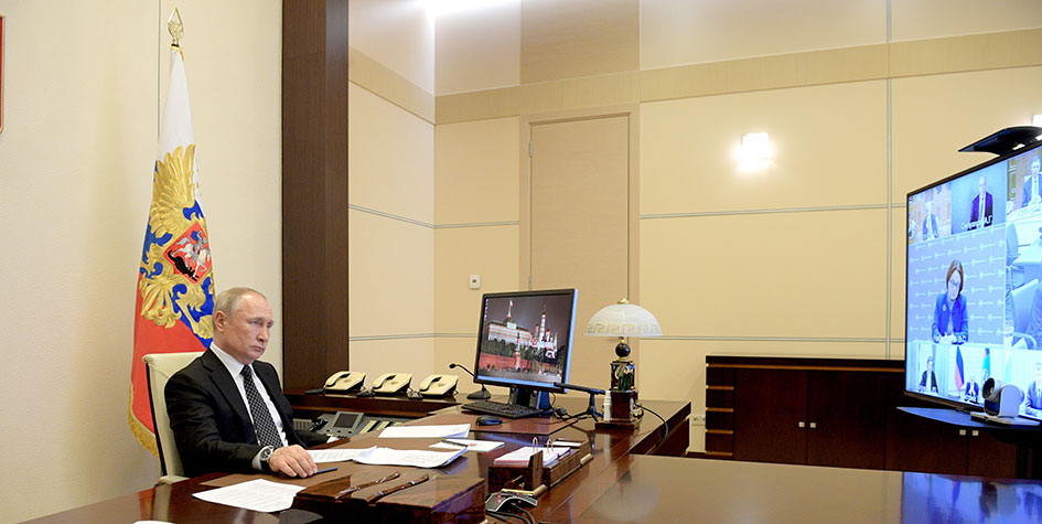 Президент России Владимир Путин в Ново-Огарево во время совещания по вопросам развития строительной отрасли в режиме видеоконференции