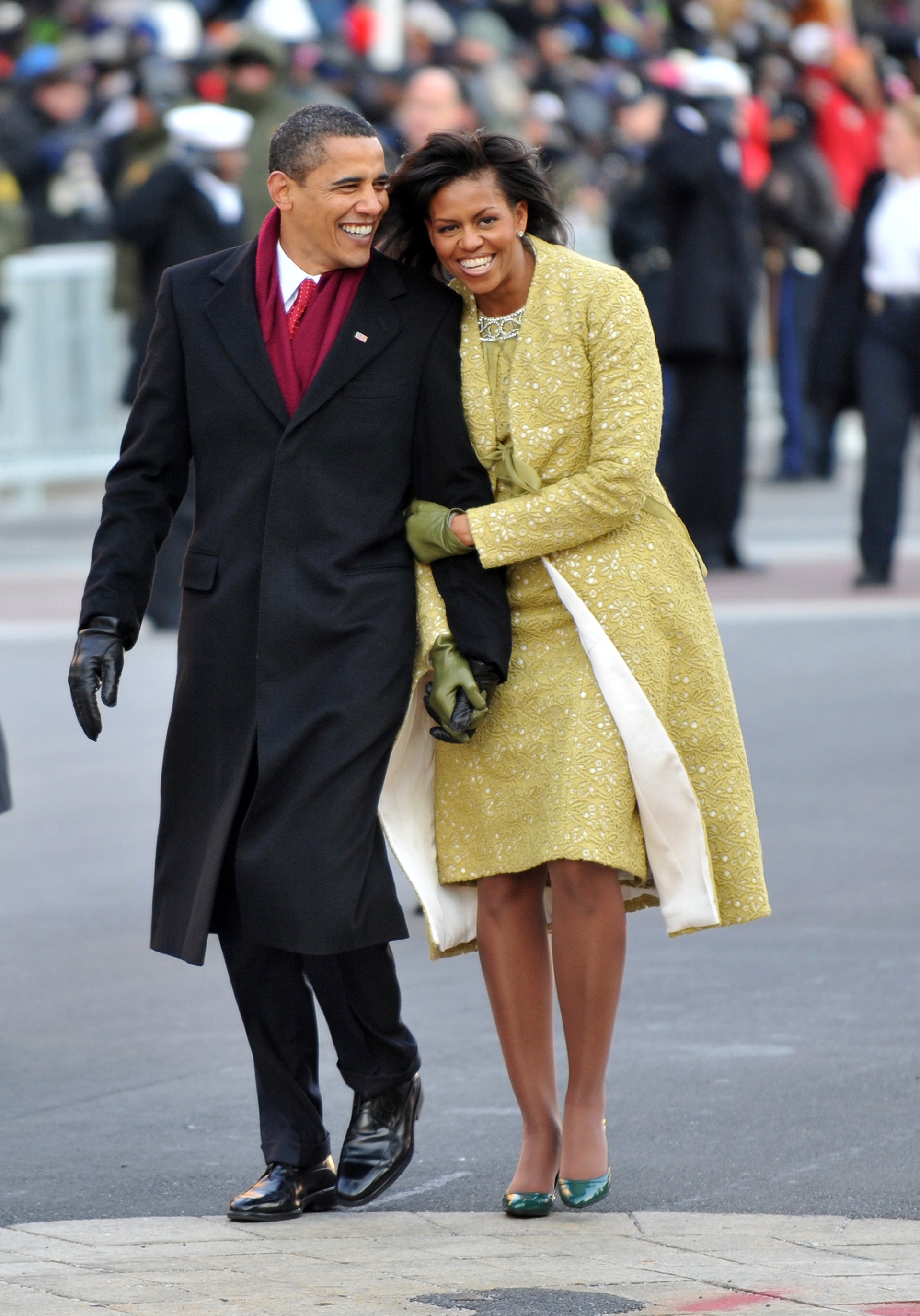 Барак Обама в пальто Brooks Brothers и Мишель Обама в пальто и платье Isabel Toledo, кардигане Nina Ricci, перчатках J. Crew и туфлях Jimmy Choo, инаугурационный парад, 2009 год