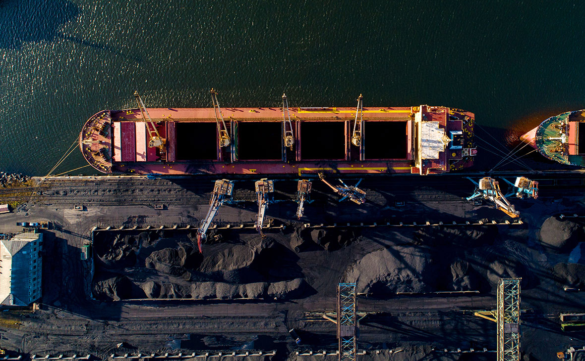 Погрузка угля в трюмы грузового судна