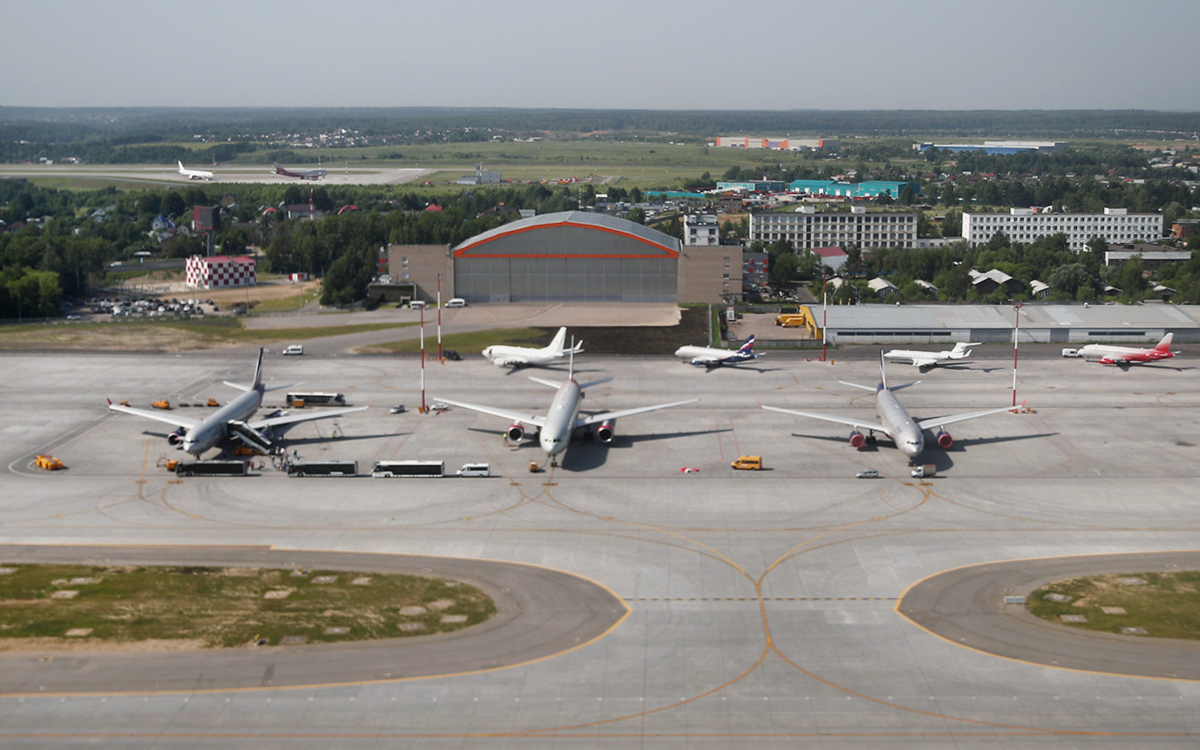 В московских аэропортах задержали или отменили несколько десятков рейсов
