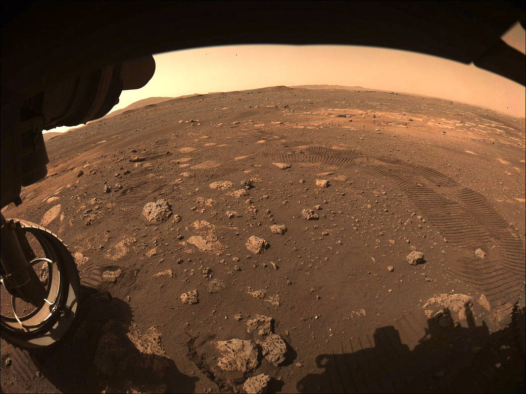 След от колес марсохода на поверхности Марса