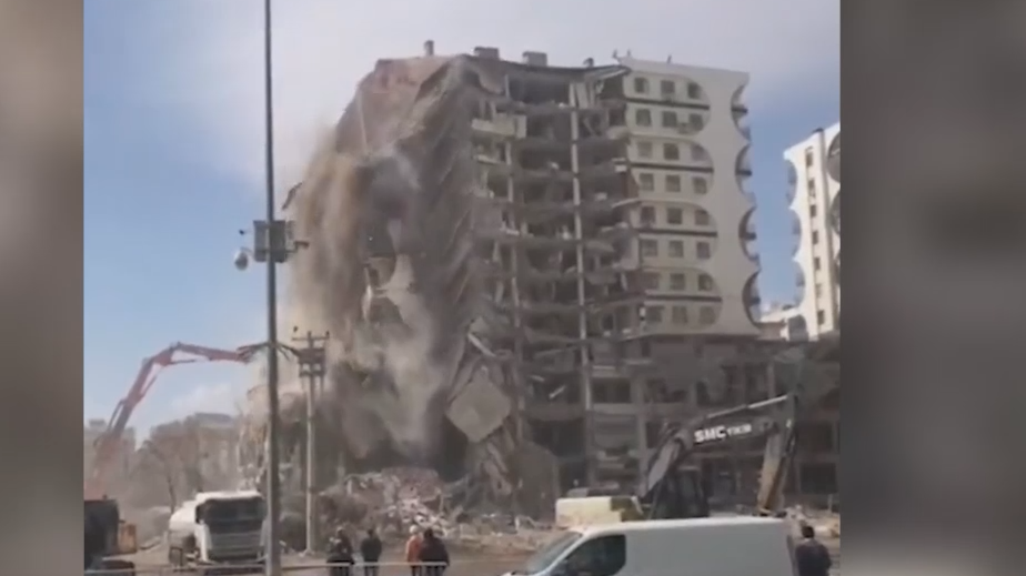 Уцелевшее при землетрясении здание в Турции разрушилось во время сноса