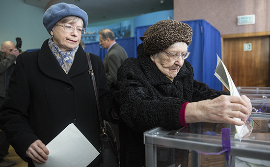 Женщины во время голосования на досрочных выборах в Верховную раду Украины на одном из избирательных участков, 26 октября 2014г.