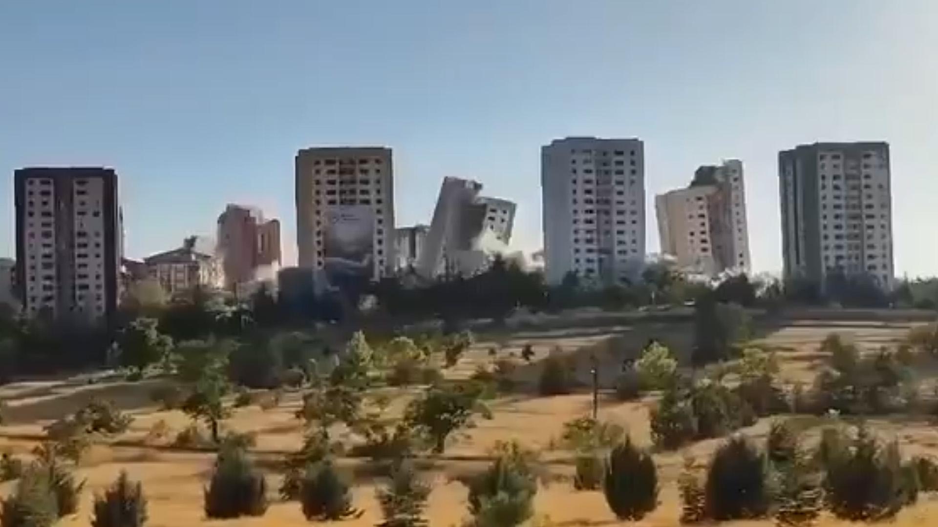В Турции снесли разом девять многоэтажек. Видео