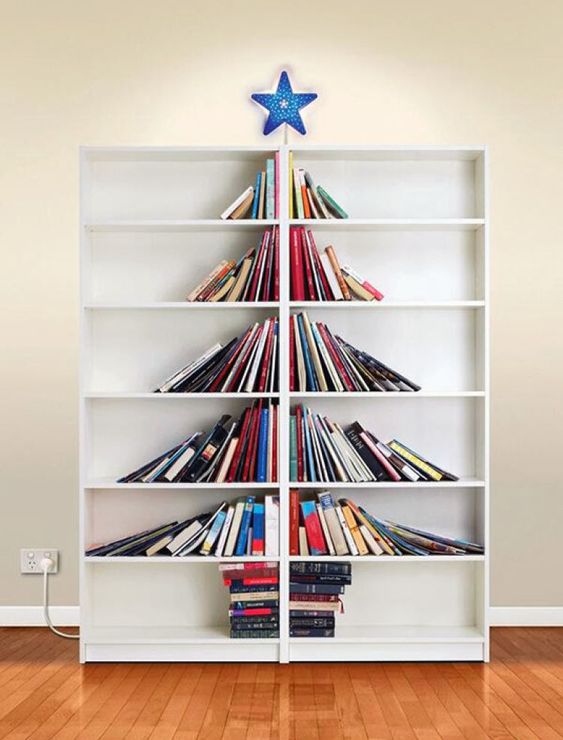 Елка из книг на полках