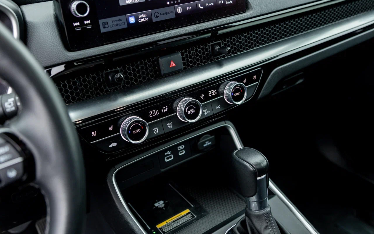 Все Honda CR-V идут с двухзонным &laquo;климатом&raquo;, а в двух старших комплектациях есть полноценный зимний пакет с подогревами всех и вентиляцией передних сидений&nbsp;