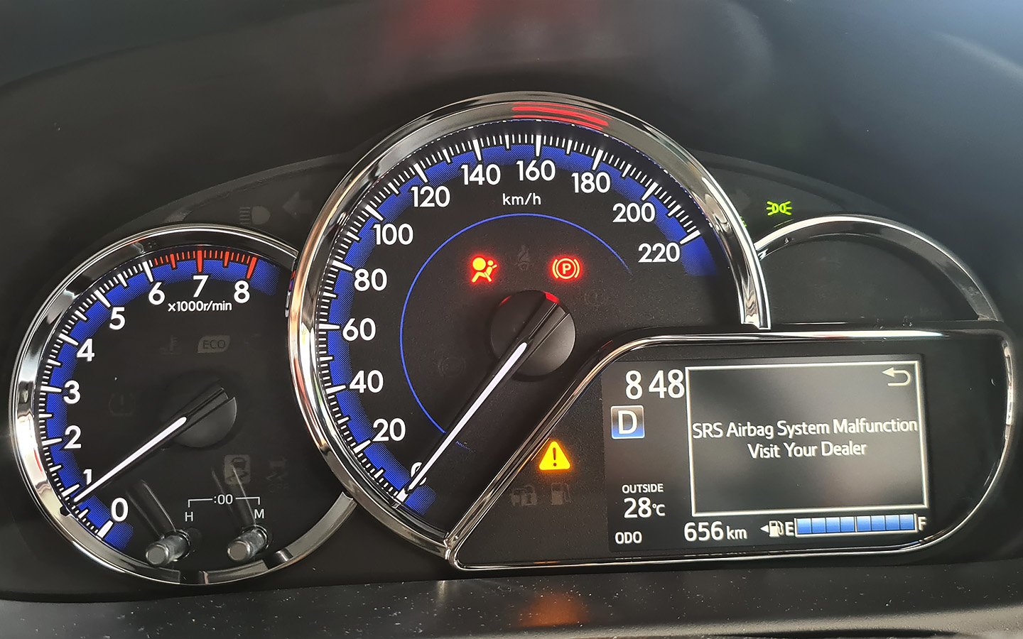 Когда возникает ошибка, на панели загорается соответствующий индикатор: &laquo;Airbag&raquo;, &laquo;SRS&raquo; или символ пристегнутого человека с кругом перед ним